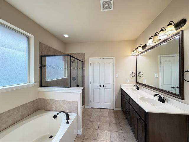 Building Photo - 637 Peach Ln