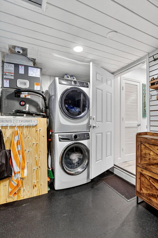 Building Photo - 1194 Hillsboro Mile