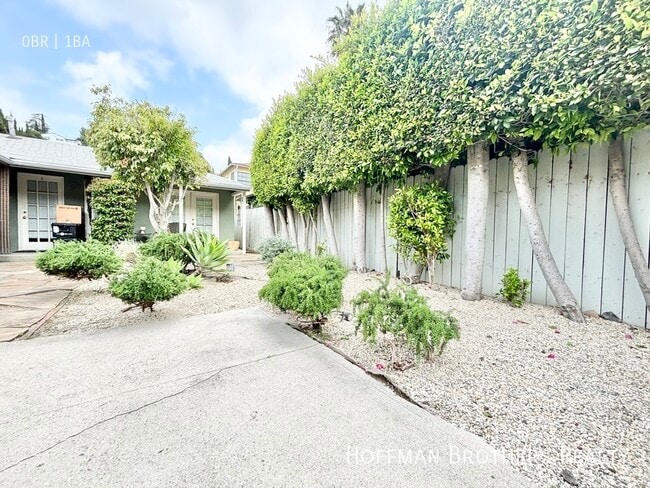 Building Photo - 2448 Beachwood Dr