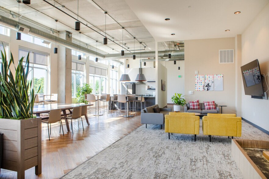 Building Photo - 1840 N Farwell Ave