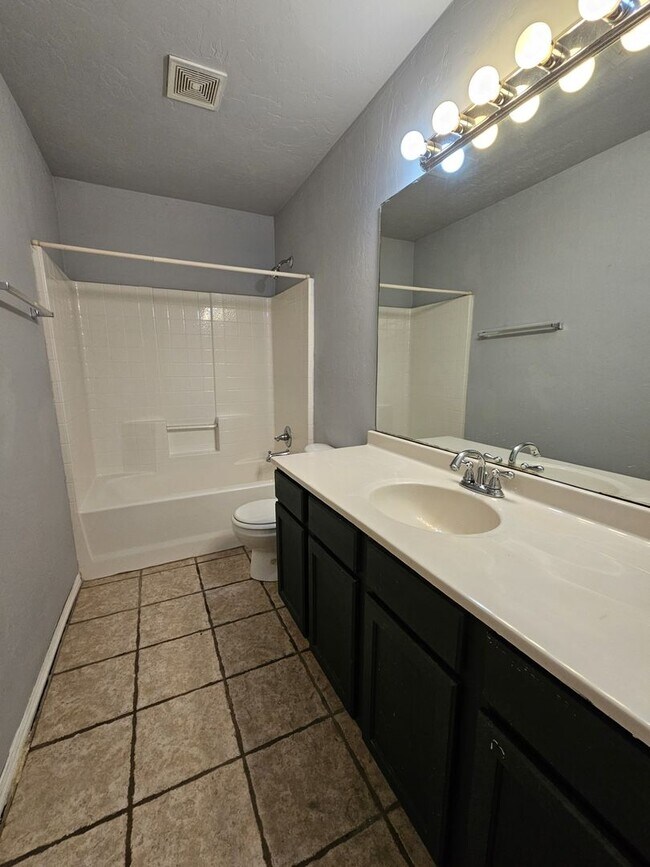 Building Photo - (3) Bed/(2) Bath SE Norman Available NOW!