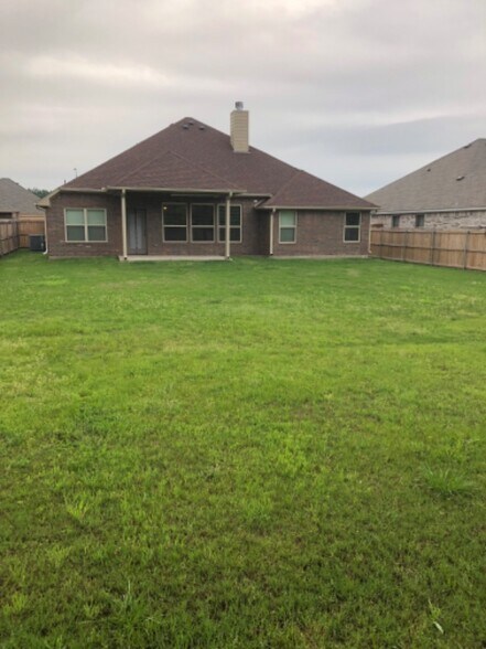 Building Photo - 151 Birdsong Ln