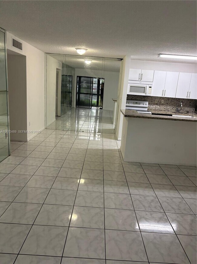 Building Photo - 911 NE 199th St