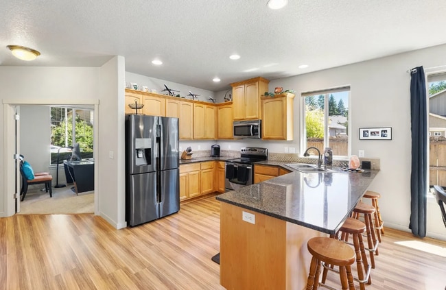 Building Photo - MUST SEE! Beautiful 3 Bedroom, Ranch Style Home, Fenced Yard, AC, 2 Car Garage & More!