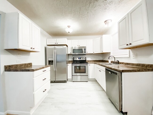 Building Photo - 5033 Pineridge Ave