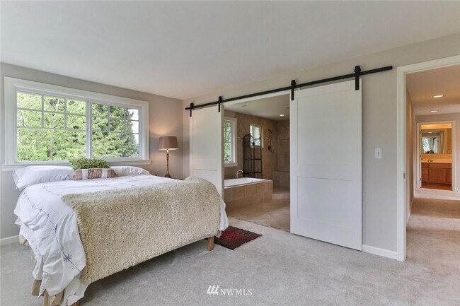 Building Photo - 4 bd 2.5 bathroom single family home in Bellevue