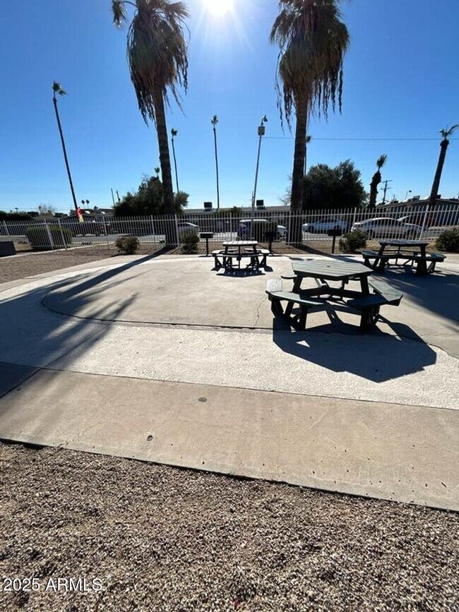 Building Photo - 2202 W Devonshire Ave