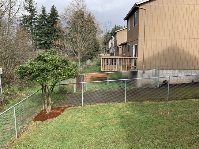 Building Photo - 3 bedroom, 2 1/2 bath home in quiet Scappo...