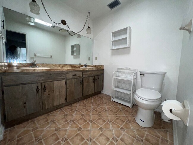 Building Photo - 2 Bedroom 2.5 Bath 2 Story Townhome AVAILA...