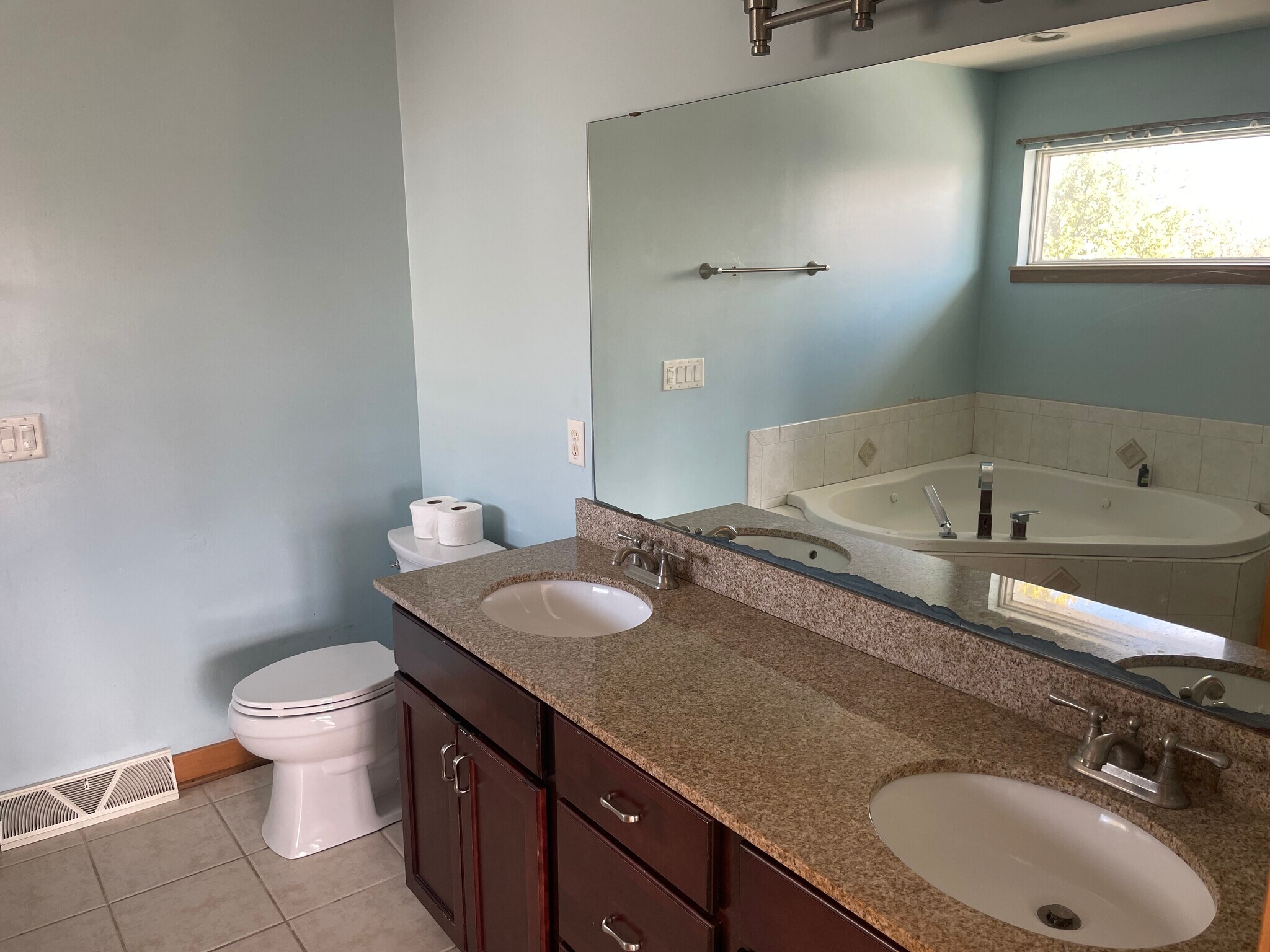 Building Photo - 3169 Pleasant St