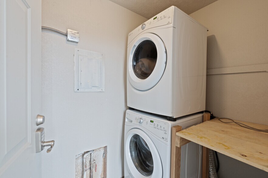 Shared Laundry - 3012 N Hogan St