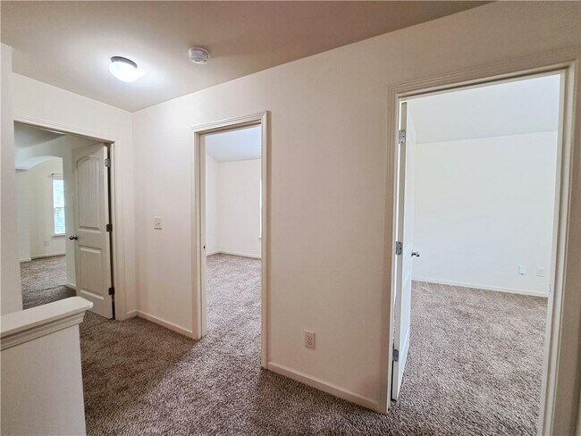 Building Photo - 867 Pine Ln