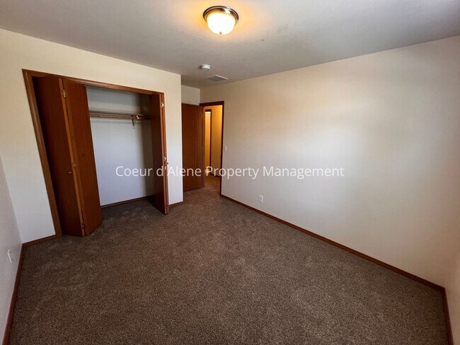 Building Photo - 4 bed house in Hawk's Nest!