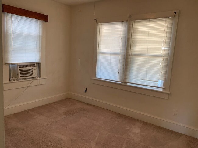 Building Photo - Two Bedroom Home