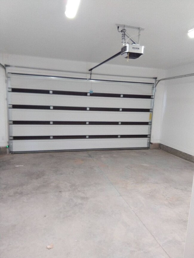 Building Photo - Brand New Townhome!