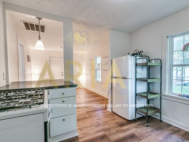 Building Photo - Adorable Remodeled 1 Bed/1 Bath Cottage! C...