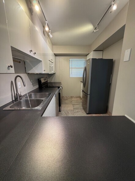 Kitchen (1) - 2025 Lakewood Club Dr S