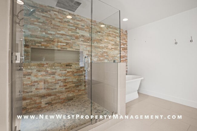 Building Photo - Exquisite Pacific Beach 4 bedroom located on a quiet cul-de-sac in the coveted Floral Terrace com...