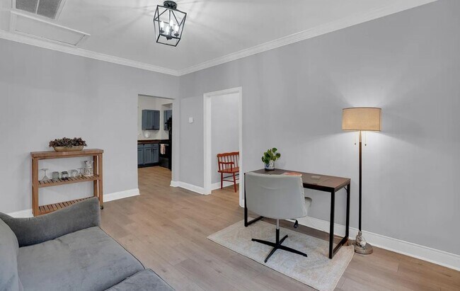 Building Photo - Vintage Craftsman