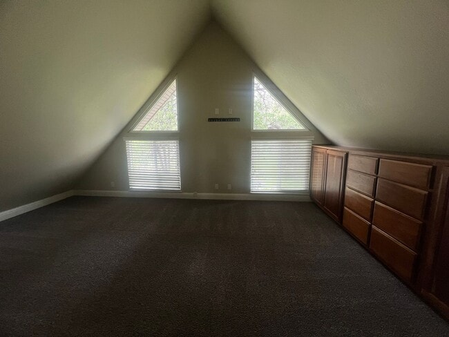 Building Photo - Cozy three bedroom two bath in Lake Wildwood