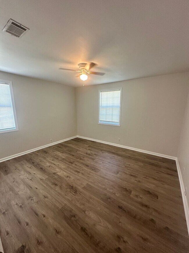 Building Photo - Charming home Close to VSU