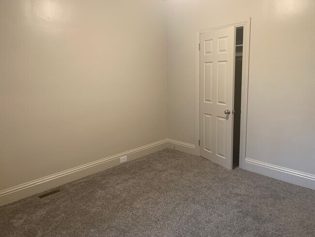 Building Photo - Spacious Renovated 5 Bed 1.5 Bath House- Y...