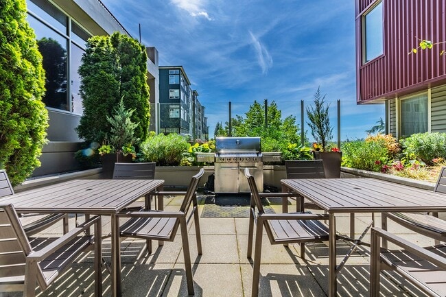 Building Photo - Huge Central Area Studio with PARKING and ...