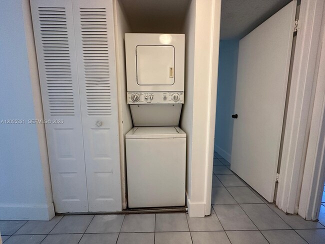 Building Photo - 215 Lake Pointe Dr