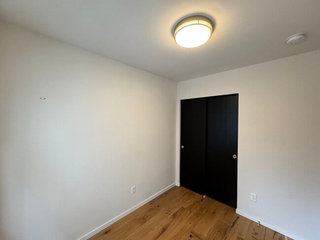 Building Photo - Modern 2018 Townhome with Rooftop Deck Nea...