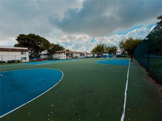 Building Photo - 325 W Laurel Dr