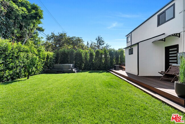 Building Photo - 418 N Bowling Green Way