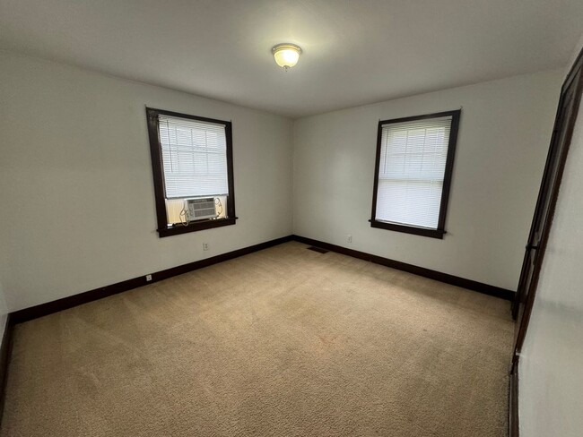 Building Photo - Rock Island Townhome Ready for Rent Now!