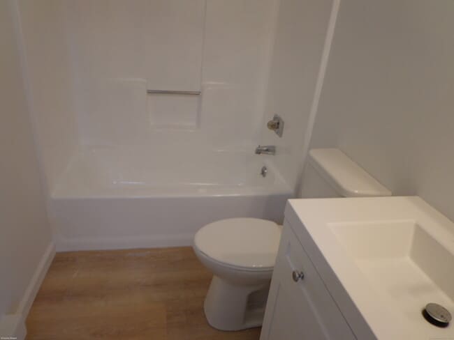 Building Photo - 83b N High St