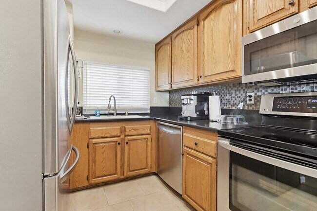 Building Photo - Welcome to this beautiful 1,042 sq. ft. condo offering modern comfort in a prime location!