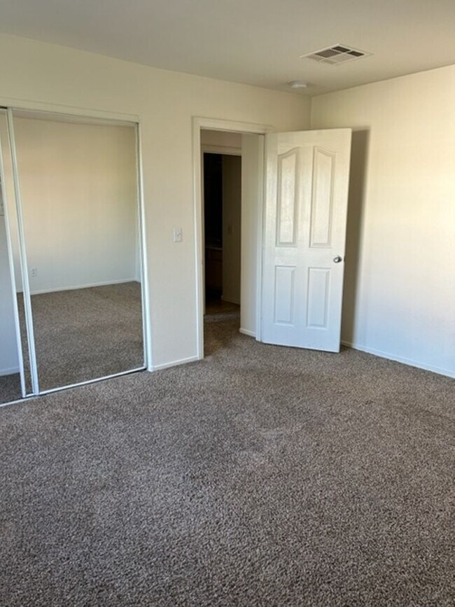 Building Photo - 3 Bed Townhome For Rent in Henderson!