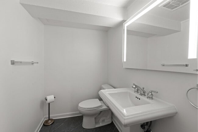 Building Photo - 2814 Bellevue Terrace NW