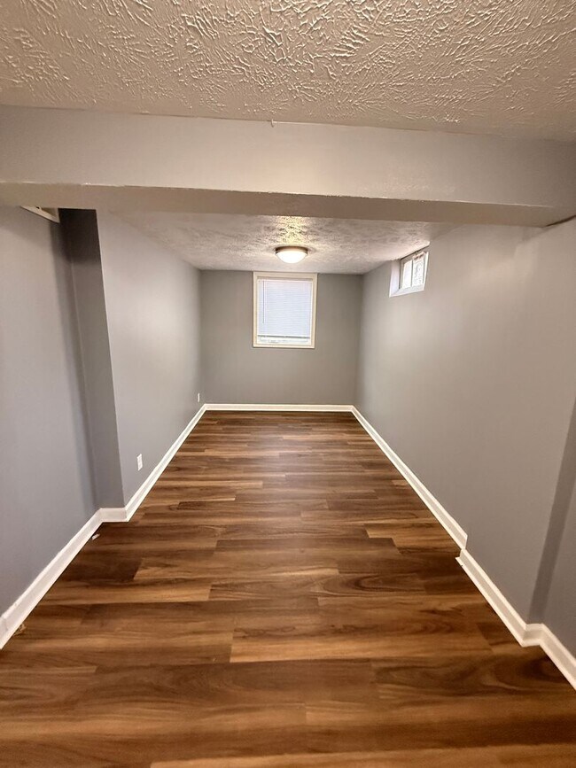 Building Photo - Newly Remodeled 4 bedroom