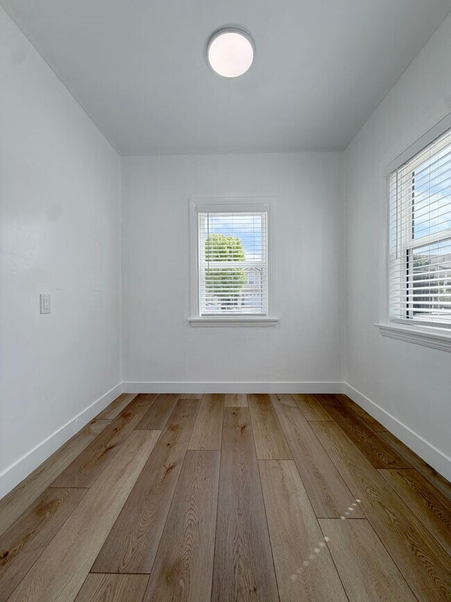 Building Photo - Alhambra Dr