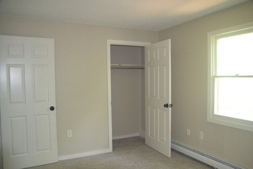 Building Photo - 12 Saint James Pl