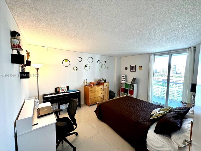 Building Photo - 100 Bayview Dr