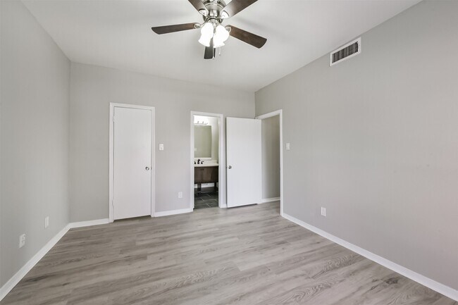 Building Photo - 10122 Waterstone Dr