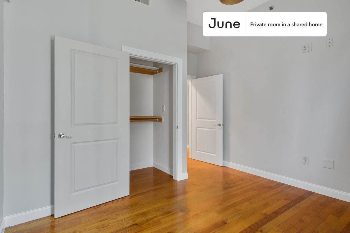 Building Photo - Room in Shared 5 bed/2.5 bath home in Roxbury