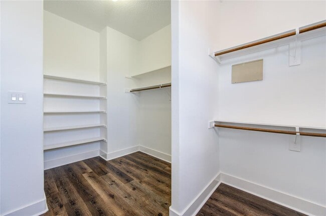 Building Photo - 1121 W 17th St