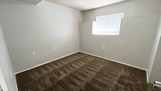 Building Photo - 5 Bedroom / 2 Bathroom house in Sandy