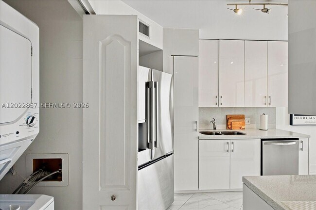 Building Photo - 20185 E Country Club Dr