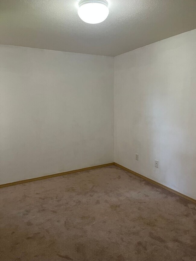 Building Photo - Large 3 bed/2 bath single family home