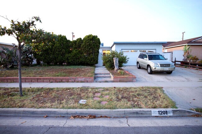 Building Photo - 1201 W Baker Ave