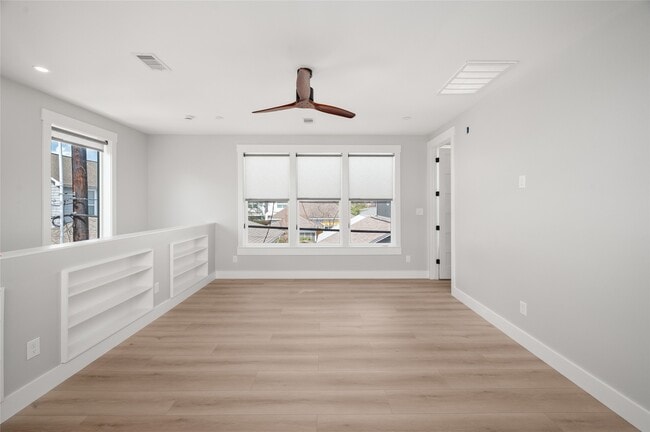 Building Photo - 323 E 24th St