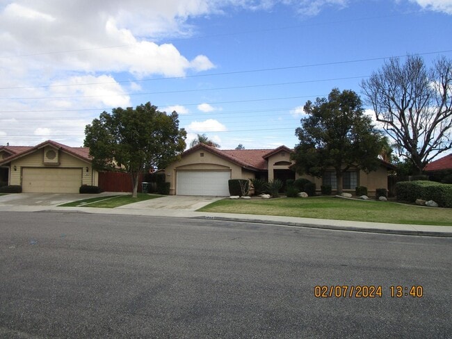 Building Photo - Southwest Bakersfield House with Pool