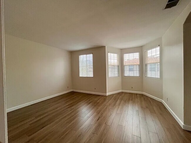 Building Photo - 525 Avenida Ortega